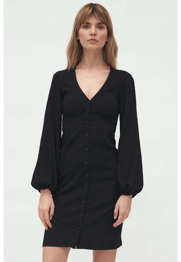 Nife - Czarna sukienka z odcięciem pod biustem bufiaste rękawy. Okazja: na spotkanie biznesowe. Kolor: czarny. Materiał: materiał. Styl: biznesowy