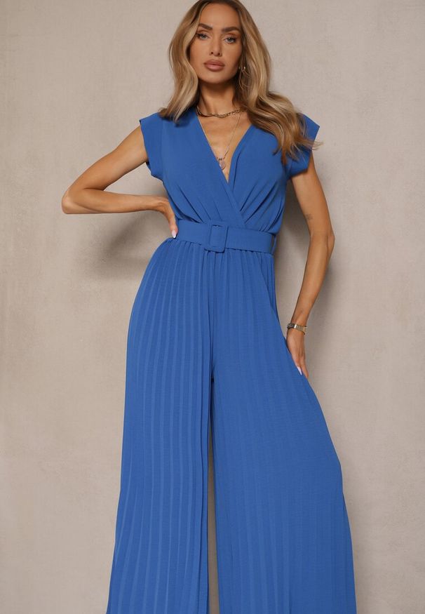 Renee - Niebieski Kopertowy Kombinezon Wide Leg Zdobiony Plisami i Paskiem z Klamrą Salirella. Okazja: na co dzień. Kolor: niebieski. Wzór: aplikacja. Styl: elegancki, casual