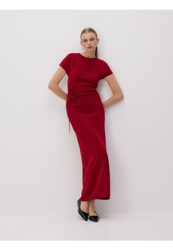 Reserved - Sukienka maxi z ozdobnym paskiem - czerwony. Kolor: czerwony. Materiał: dzianina, wiskoza. Długość: maxi