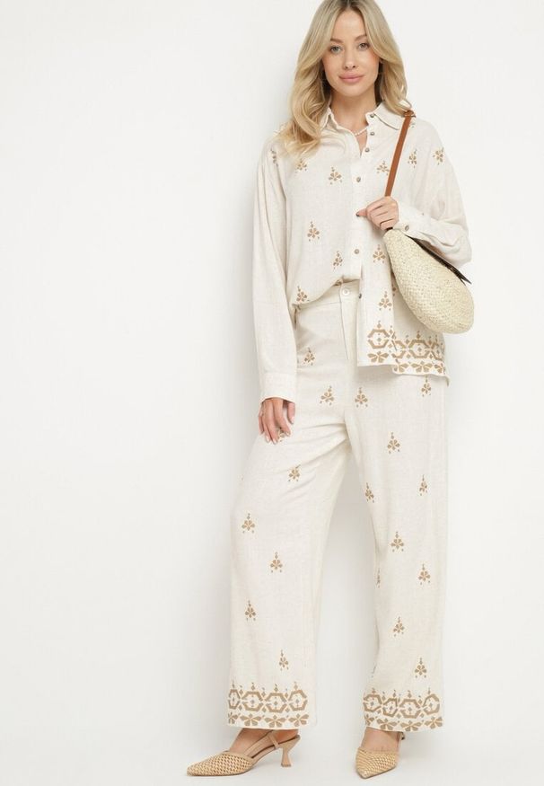 Born2be - Biało-Beżowa Koszula z Lnu i Wiskozy Ozdobiona Haftem w Stylu Etno Alarisa. Okazja: na co dzień. Typ kołnierza: kołnierzyk klasyczny, dekolt w kształcie V. Kolor: biały. Materiał: len, wiskoza. Długość rękawa: długi rękaw. Długość: długie. Wzór: aplikacja, haft. Styl: etno