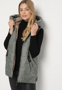 Born2be - Zielona Pikowana Kamizelka z Kapturem i Sznurkami Imvila. Okazja: na co dzień. Typ kołnierza: kaptur. Kolor: zielony. Materiał: jeans. Wzór: aplikacja. Styl: klasyczny, casual, elegancki