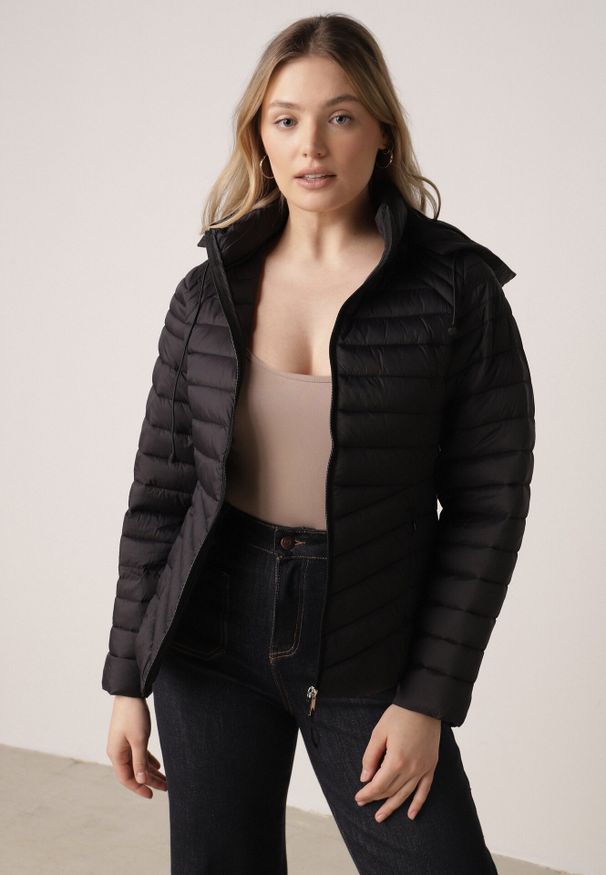 Born2be - Czarna Klasyczna Kurtka Przejściowa z Pikowaniem i Odpinanym Kapturem Pretiella. Okazja: na spacer, na co dzień. Kolor: czarny. Materiał: jeans, nylon. Styl: klasyczny