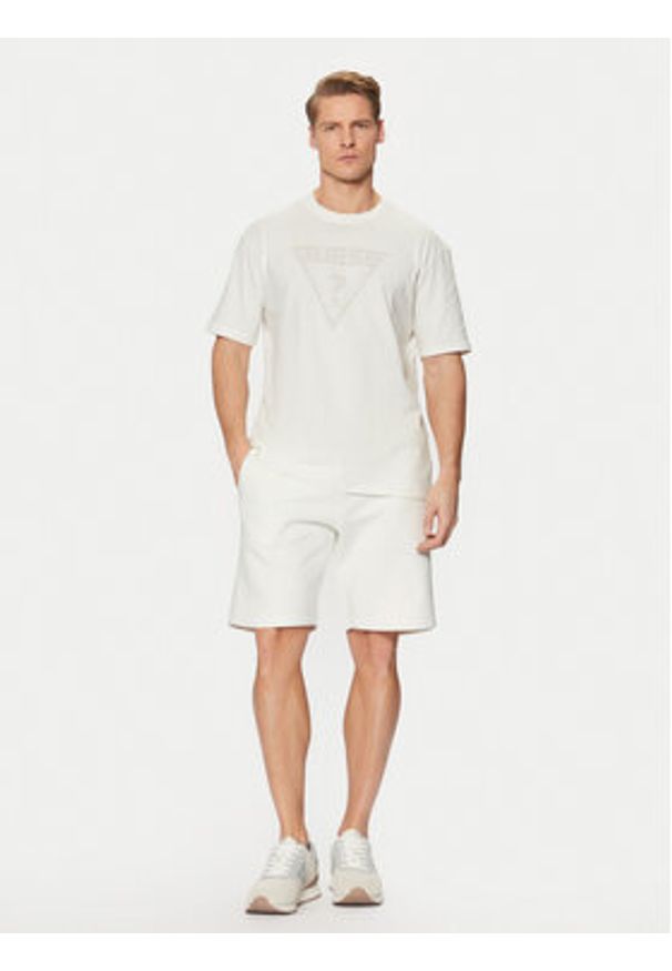 Guess Szorty sportowe Z2YD04 K9V31 Kolorowy Slim Fit. Kolor: biały. Materiał: bawełna. Wzór: kolorowy. Styl: sportowy