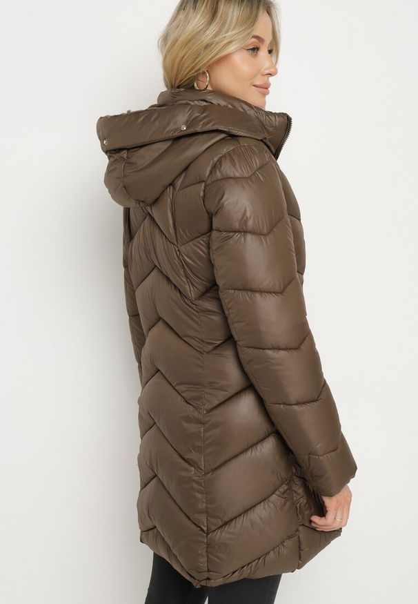 Born2be - Brązowa Pikowana Kurtka o Taliowanym Kroju z Kapturem i Futrzaną Podszewką Emithalla. Okazja: na co dzień. Typ kołnierza: kaptur. Kolor: brązowy. Materiał: futro. Długość rękawa: długi rękaw. Długość: długie. Styl: casual, elegancki, klasyczny