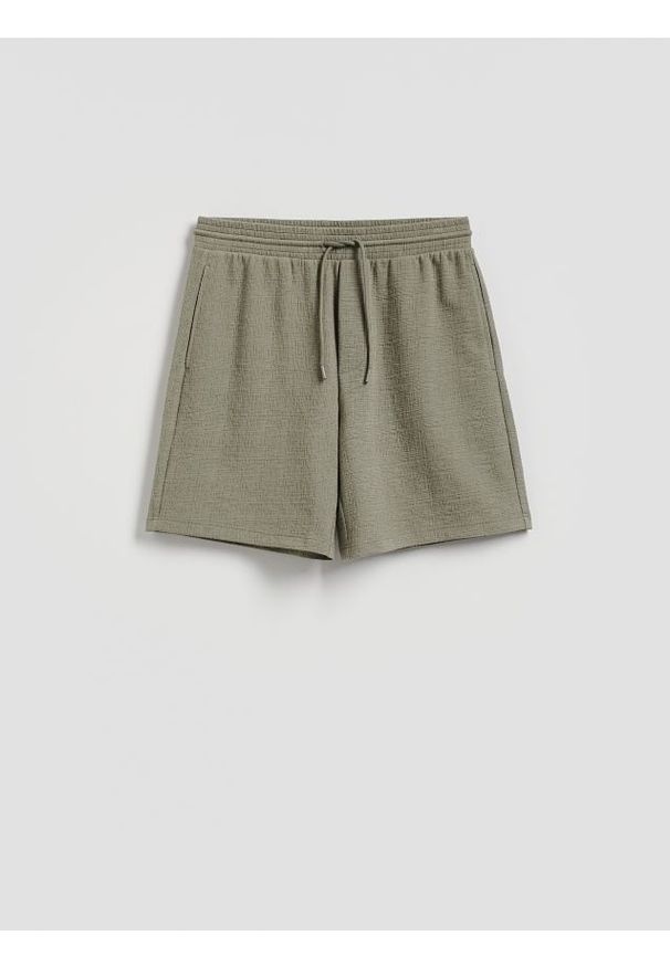 Reserved - Strukturalne szorty regular fit - jasnozielony. Kolor: zielony. Materiał: bawełna, dzianina
