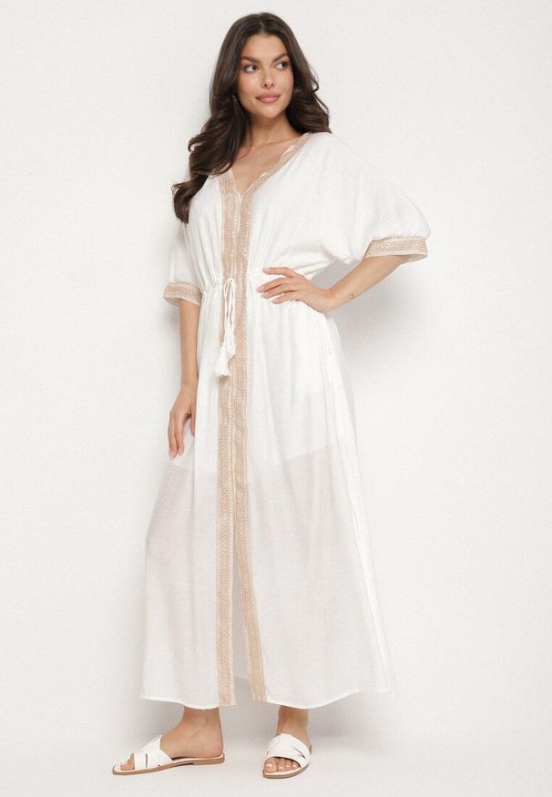 Born2be - Biała Wiskozowa Sukienka z Ażurową Lamówką Aravellea. Okazja: na co dzień. Typ kołnierza: dekolt w serek. Kolor: biały. Materiał: wiskoza. Wzór: ażurowy. Styl: casual, elegancki