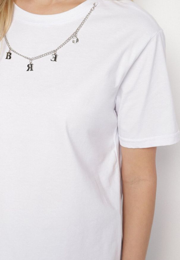 Born2be - Biały Bawełniany T-shirt z Odpinanym Łańcuszkiem Imitującym Naszyjnik Mohna. Okazja: na co dzień. Kolor: biały. Materiał: bawełna. Wzór: aplikacja. Sezon: lato, wiosna. Styl: elegancki, casual