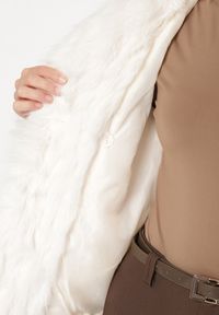 Born2be - Jasnobeżowa Kurtka Futerko o Krótkim Kroju z Kołnierzem Alendrie. Okazja: na spotkanie biznesowe, do pracy, na co dzień. Kolor: beżowy. Materiał: futro. Długość: krótkie. Wzór: aplikacja. Styl: elegancki, casual, biznesowy #4