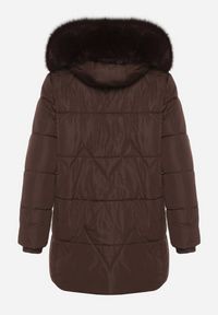 Born2be - Brązowa Pikowana Kurtka z Kapturem z Futerkiem w Klasycznym Stylu Mindrie. Okazja: na spacer, na co dzień. Typ kołnierza: kaptur. Kolor: brązowy. Materiał: futro. Wzór: aplikacja. Styl: klasyczny #3