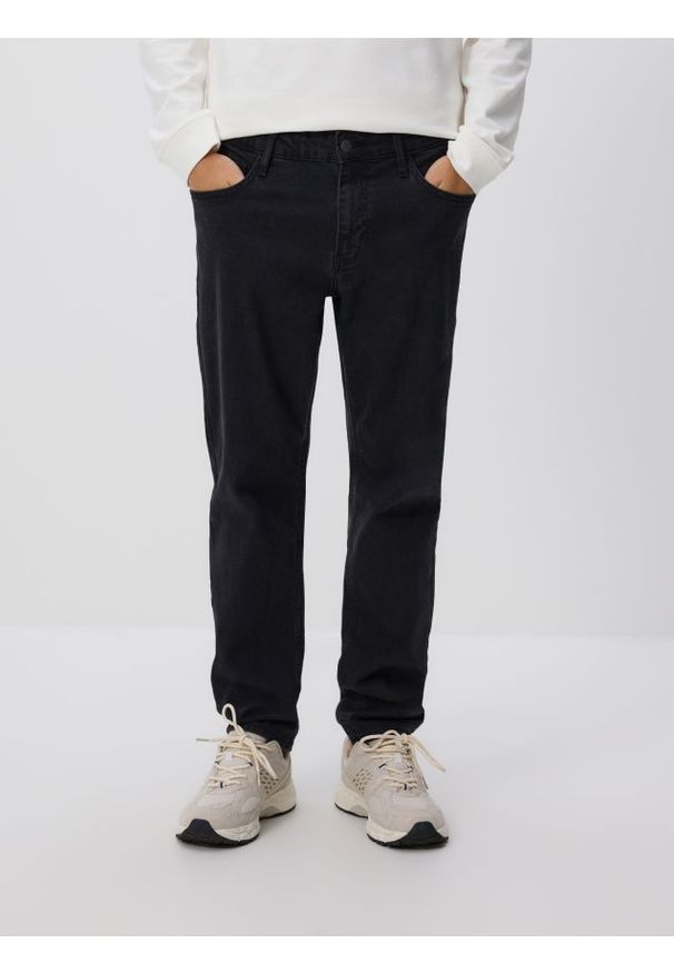 Reserved - Jeansy slim z efektem sprania - czarny. Kolor: czarny