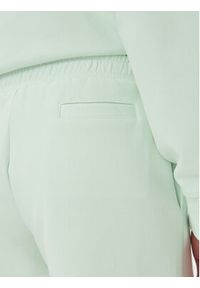 Guess Szorty sportowe V5GD19 KC3D2 Zielony Relaxed Fit. Kolor: zielony. Materiał: bawełna
