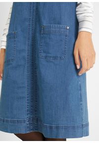 bonprix - Sukienka ogrodniczka uszyta z bawełnianego dżinsu o długości do kolan. Okazja: do pracy, na spotkanie biznesowe. Kolor: niebieski. Materiał: bawełna. Styl: biznesowy. Długość: midi #3