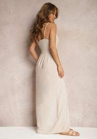 Renee - Jasnobeżowa Sukienka Sterinig. Kolor: beżowy. Materiał: bawełna. Długość rękawa: na ramiączkach. Typ sukienki: kopertowe. Długość: maxi #3