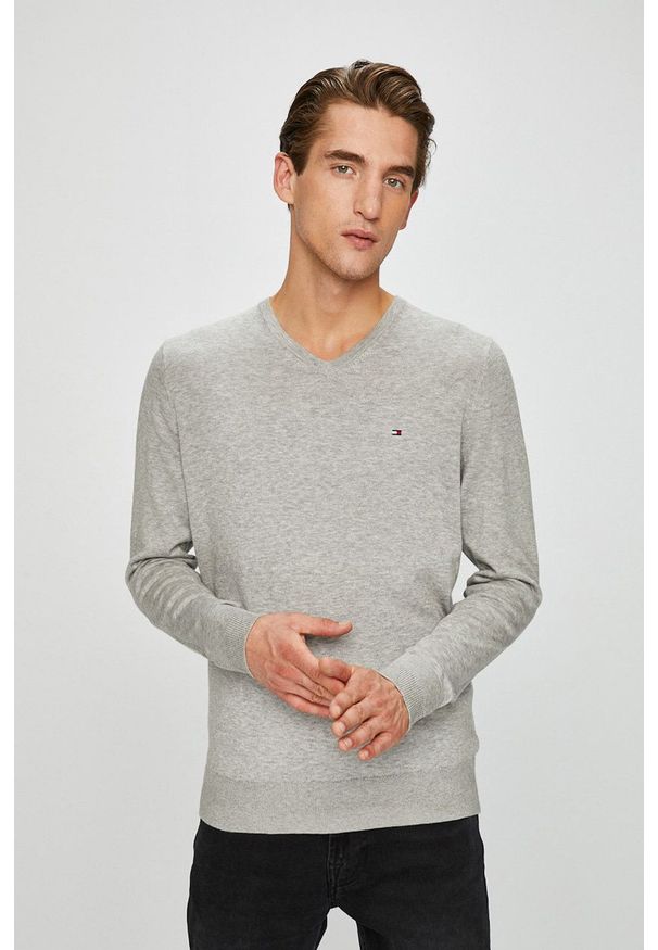 TOMMY HILFIGER - Tommy Hilfiger Sweter MW0MW04979 męski kolor szary. Okazja: na co dzień. Kolor: szary. Materiał: dzianina. Styl: casual