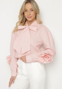 Born2be - Różowa Koszula z Ozdobnym Wiązaniem i Falbankami Zalimira. Okazja: na co dzień. Typ kołnierza: kołnierz z falbankami. Kolor: różowy. Materiał: jeans. Styl: elegancki, casual