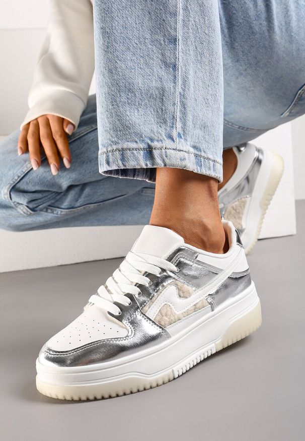 Renee - Biało-Srebrne Sneakersy na Grubej Podeszwie z Futerkiem Malvira. Okazja: na co dzień. Zapięcie: sznurówki. Kolor: biały. Materiał: futro