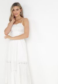 Born2be - Biała Maxi Rozkloszowana Sukienka ze Zdobieniami z Koronki i Troczkiem Elenime. Kolor: biały. Materiał: koronka. Długość rękawa: na ramiączkach. Wzór: aplikacja, koronka. Długość: maxi #3
