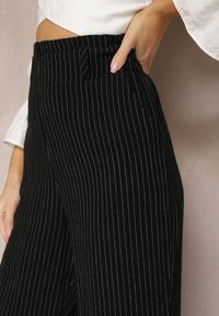 Renee - Czarne Spodnie Regular w Prążki High Waist Sallamia. Okazja: na co dzień. Stan: podwyższony. Kolor: czarny. Materiał: tkanina. Wzór: prążki. Styl: klasyczny, elegancki, casual #7