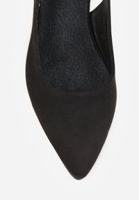 Renee - Czarne Sandały Vices na Słupku ze Skórzaną Wkładką i Metaliczną Wstawką Sesoria. Okazja: do pracy, na co dzień, na spotkanie biznesowe. Nosek buta: szpiczasty. Zapięcie: sprzączka. Kolor: czarny. Materiał: skóra. Obcas: na słupku. Styl: klasyczny, biznesowy, elegancki, casual, wizytowy. Wysokość obcasa: średni #9