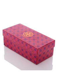 Tory Burch - TORY BURCH - Czarne japonki Miller. Kolor: czarny. Materiał: guma. Wzór: aplikacja, paski. Sezon: lato. Styl: klasyczny #3