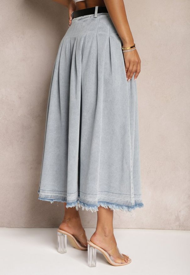 Renee - Jasnoniebieska Rozkloszowana Spódnica Jeansowa z Paskiem z Klamrą Varnie. Okazja: na uczelnię. Kolor: niebieski. Materiał: jeans