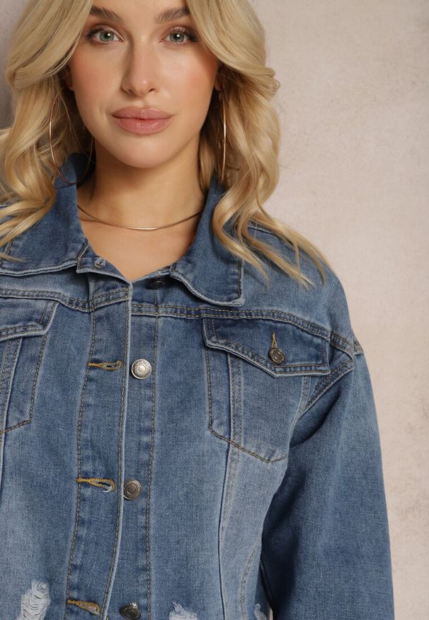 Renee - Granatowa Jeansowa Kurtka z Bawełny Krótka Ozdobiona Dziurami i Przetarciami Allinara. Kolor: niebieski. Materiał: bawełna, jeans. Długość: krótkie. Wzór: aplikacja