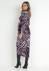 Born2be - Ciemnofioletowa Sukienka Koszulowa w Zebrę Arziki. Okazja: na co dzień. Typ kołnierza: dekolt w serek. Kolor: fioletowy. Długość rękawa: długi rękaw. Wzór: motyw zwierzęcy. Typ sukienki: koszulowe. Styl: casual, klasyczny #4