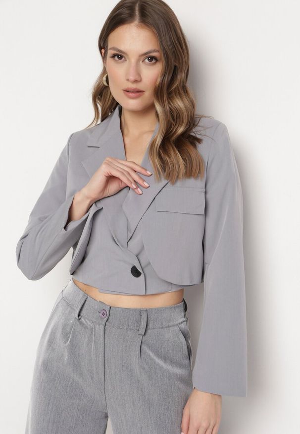 Born2be - Szara Jednorzędowa Marynarka o Krótkim Fasonie z Napami Satheryn. Okazja: na spotkanie biznesowe, na co dzień. Kolor: szary. Materiał: jeans. Długość: krótkie. Styl: biznesowy, klasyczny, casual