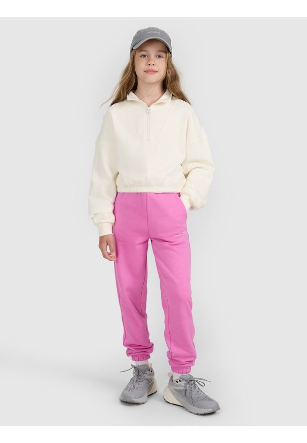 4f - 4F Bluza dresowa nierozpinana bez kaptura dziewczęca - biała 152 (11-12 lat). Okazja: na co dzień. Typ kołnierza: bez kaptura. Kolor: biały. Materiał: dresówka. Długość: krótkie. Wzór: gładki, ze splotem. Sezon: lato. Styl: młodzieżowy, casual, klasyczny, sportowy