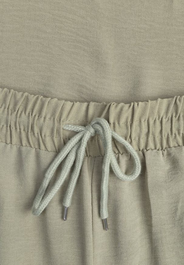 Renee - Zielony Komplet Bluzka i Luźne Spodnie z Wiskozą i Kieszonkami Efraria. Kolor: zielony. Materiał: wiskoza. Wzór: aplikacja