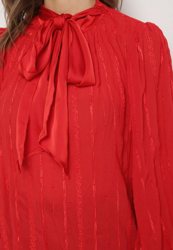 Born2be - Czerwona Koszulowa Bluzka z Tłoczonej Tkaniny z Wiązaniem przy Dekolcie Sepiane. Okazja: na co dzień, do pracy, na spotkanie biznesowe. Kolor: czerwony. Materiał: tkanina. Długość rękawa: długi rękaw. Długość: długie. Wzór: aplikacja. Styl: casual, biznesowy, elegancki