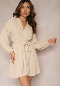 Renee - Jasnobeżowa Sukienka Laeroinne. Okazja: do pracy, na randkę, na imprezę, na co dzień. Kolor: beżowy. Materiał: materiał. Typ sukienki: kopertowe. Styl: casual. Długość: mini