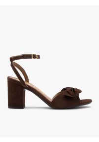 Ryłko - Ciemnobrązowe sandały damskie z odpinaną kokardą. Okazja: na co dzień. Zapięcie: sprzączka. Kolor: brązowy. Materiał: skóra, welur. Obcas: na obcasie. Styl: casual, street. Wysokość obcasa: średni #1
