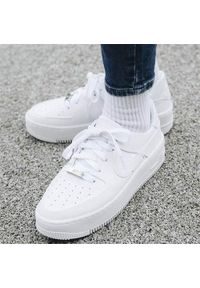 Buty do chodzenia damskie Nike W Air Force 1 Sage Low. Zapięcie: sznurówki. Kolor: biały, wielokolorowy. Materiał: materiał, skóra, syntetyk. Szerokość cholewki: normalna. Model: Nike Air Force. Sport: turystyka piesza
