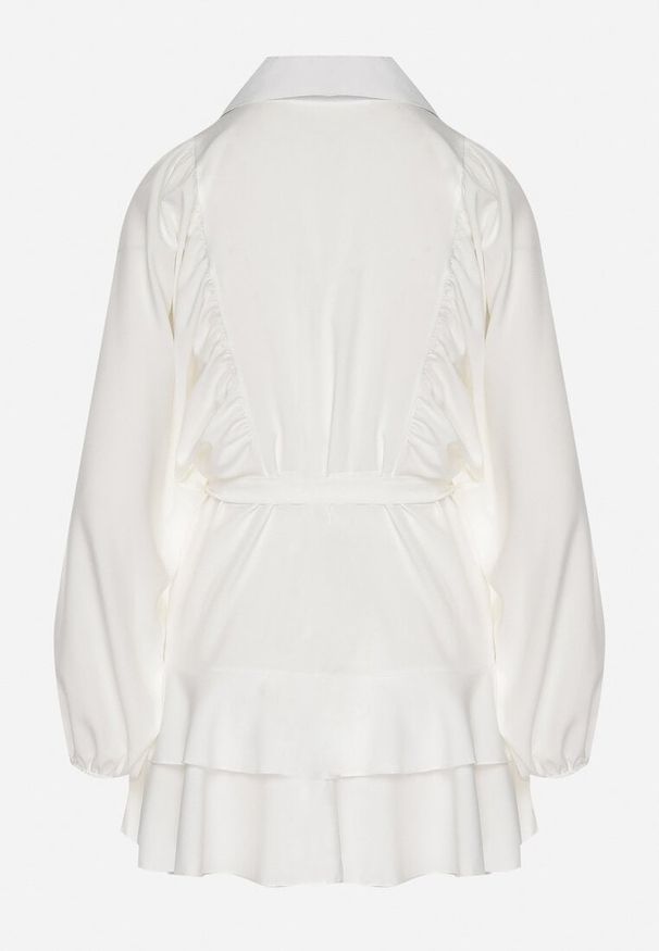 Born2be - Biała Sukienka Ozdobiona Paskiem i Falbanami Divilena. Okazja: na co dzień. Kolor: biały. Materiał: jeans. Wzór: aplikacja. Styl: casual, elegancki