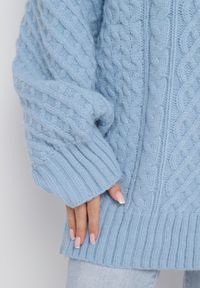 Born2be - Jasnoniebieski Sweter o Wydłużonym Fasonie z Modnym Splotem Ahexa. Kolor: niebieski. Długość: długie. Wzór: ze splotem