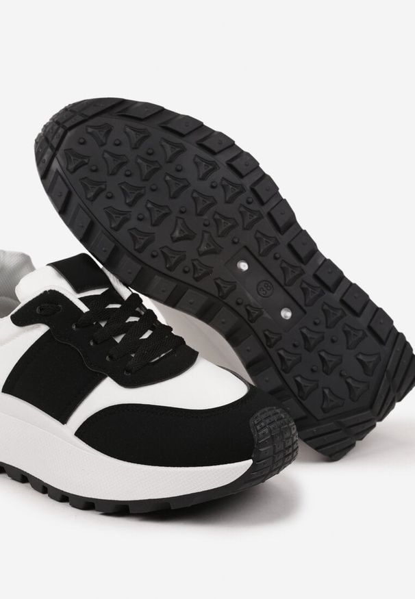 Renee - Czarne Sneakersy w Streetwearowym Stylu na Platformie Nonarisa. Okazja: na co dzień. Nosek buta: okrągły. Kolor: czarny. Materiał: jeans. Wzór: aplikacja. Obcas: na platformie