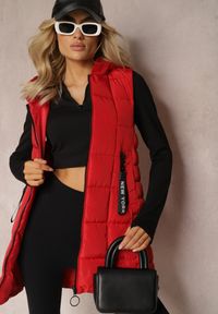 Renee - Czerwona Długa Kamizelka Pikowana z Wysokim Kołnierzem i Kapturem Pansi. Kolor: czerwony. Długość rękawa: bez rękawów. Długość: długie