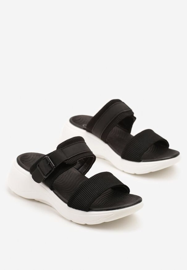 Born2be - Czarne Klapki na Piankowej Podeszwie Zdobione Klamerką Uliadwenna. Kolor: czarny. Wzór: aplikacja. Styl: elegancki