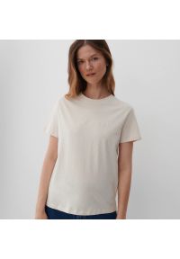 Reserved - T-shirt z haftowanym napisem - Kremowy. Kolor: kremowy. Wzór: napisy, haft #1