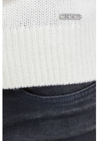 DKNY - Dkny Sweter damski kolor kremowy z golfem. Okazja: na co dzień. Typ kołnierza: golf. Kolor: beżowy. Materiał: dzianina. Wzór: ze splotem. Styl: casual #4