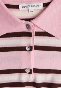 Born2be - Różowy T-shirt Typu Polo z Wiskozą Ozdobiony Guzikami i Paskami Esefia. Okazja: na co dzień. Typ kołnierza: polo. Kolor: różowy. Materiał: wiskoza. Wzór: aplikacja. Styl: casual #6