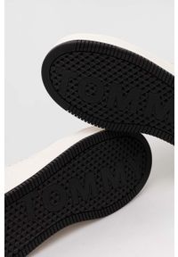 Tommy Jeans sneakersy skórzane TJW FLATFORM ANIMAL PRINT kolor biały EN0EN02537. Zapięcie: sznurówki. Kolor: biały. Materiał: skóra. Wzór: nadruk. Obcas: na platformie #2