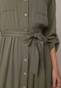 Born2be - Zielona Bawełniana Sukienka Koszulowa z Paskiem i Regulowanymi Rękawami Sadevia. Okazja: na co dzień, do pracy, na spotkanie biznesowe, na spacer. Kolor: zielony. Materiał: bawełna. Typ sukienki: koszulowe. Styl: klasyczny, casual, biznesowy, elegancki. Długość: midi #5