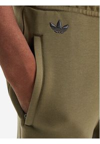 Adidas - adidas Spodnie dresowe Neuclassics JW5444 Zielony Loose Fit. Kolor: zielony. Materiał: bawełna #4