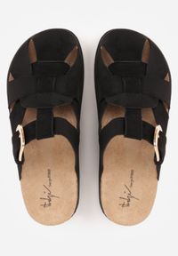 Renee - Czarne Klapki Mule na Podeszwie z Imitacji Korka Zdobione Wycięciami i Klamrą Deolure. Okazja: na co dzień, na randkę. Kolor: czarny. Materiał: jeans, zamsz. Wzór: aplikacja. Sezon: lato. Styl: boho, wakacyjny, casual #8