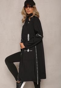 Renee - Czarny Płaszcz z Regulowaną Długością i Ozdobnymi Wstawkami Nainika. Kolor: czarny. Wzór: aplikacja, napisy. Sezon: jesień, wiosna