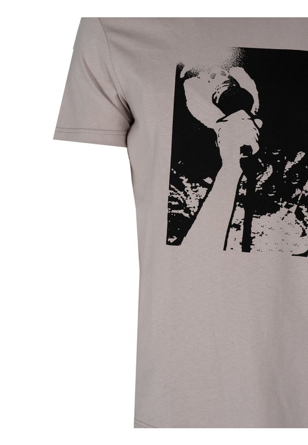 Diesel T-Shirt "Just" | A038130QCAH | Mężczyzna | Piaskowy. Okazja: na co dzień. Materiał: bawełna. Długość: długie. Wzór: jednolity, nadruk. Sezon: lato. Styl: elegancki, casual