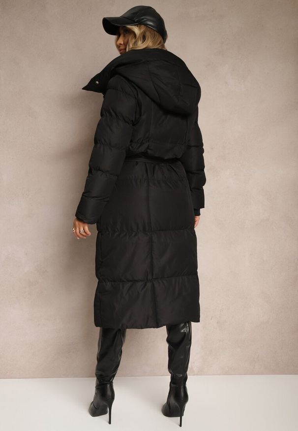 Renee - Czarna Długa Kurtka z Pikowanymi Przeszyciami Kapturem i Wiązanym Paskiem Zalirra. Okazja: na co dzień. Kolor: czarny. Długość: długie. Styl: klasyczny, casual, elegancki