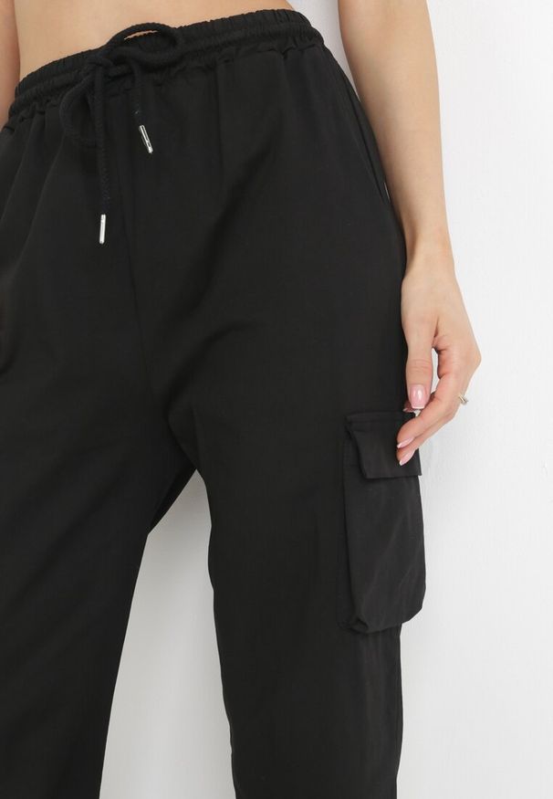 Born2be - Czarne Szerokie Spodnie Bojówki z Gumką w Pasie i Wysokim Stanem Giavona. Stan: podwyższony. Kolor: czarny. Wzór: aplikacja